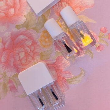 A La Carte: 2-in-1 Nail Polish