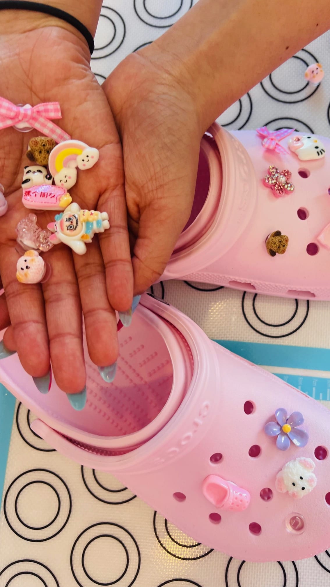 9 16favours Crocs Charms